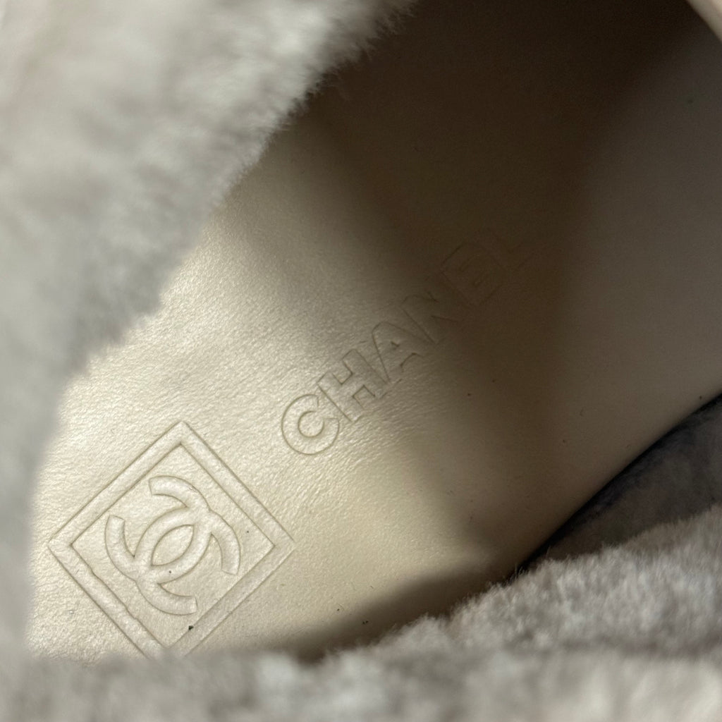 2006 chanel beige nubuck shearling lined chukka boots