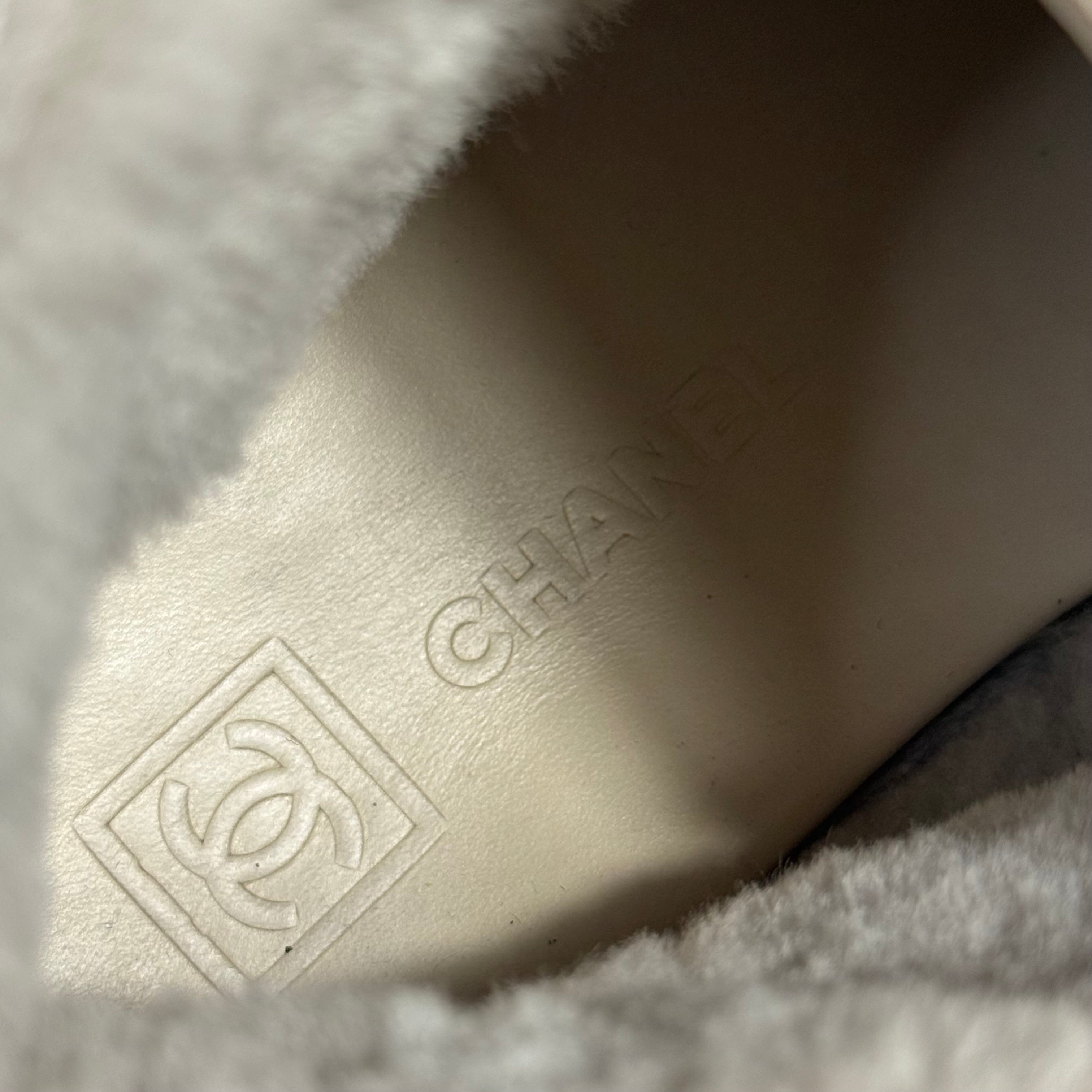 2006 chanel beige nubuck shearling lined chukka boots